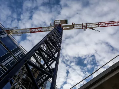 - Gradbeništvo, gradbeni delavci, simbolična fotografija, žerjav, - 29.01.2025. - Vodeni ogled gradnje poslovno stanovanjskega objekta Vilharia, ki ga gradi podjetje Corwin iz Slovaške.//FOTO: Bojan Velikonja