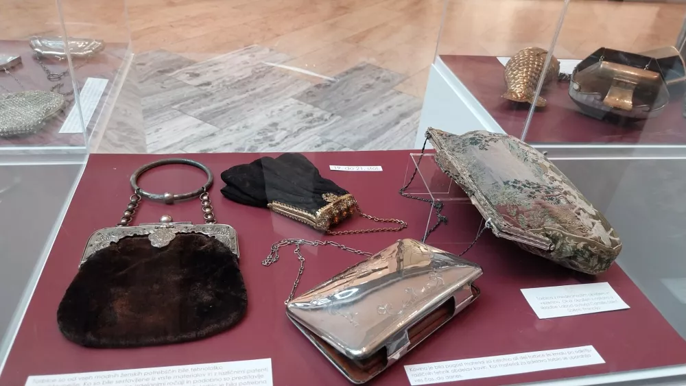 Kovina je bila pogost material za celotno torbico ali zgolj v kombinaciji z drugim materialom. 