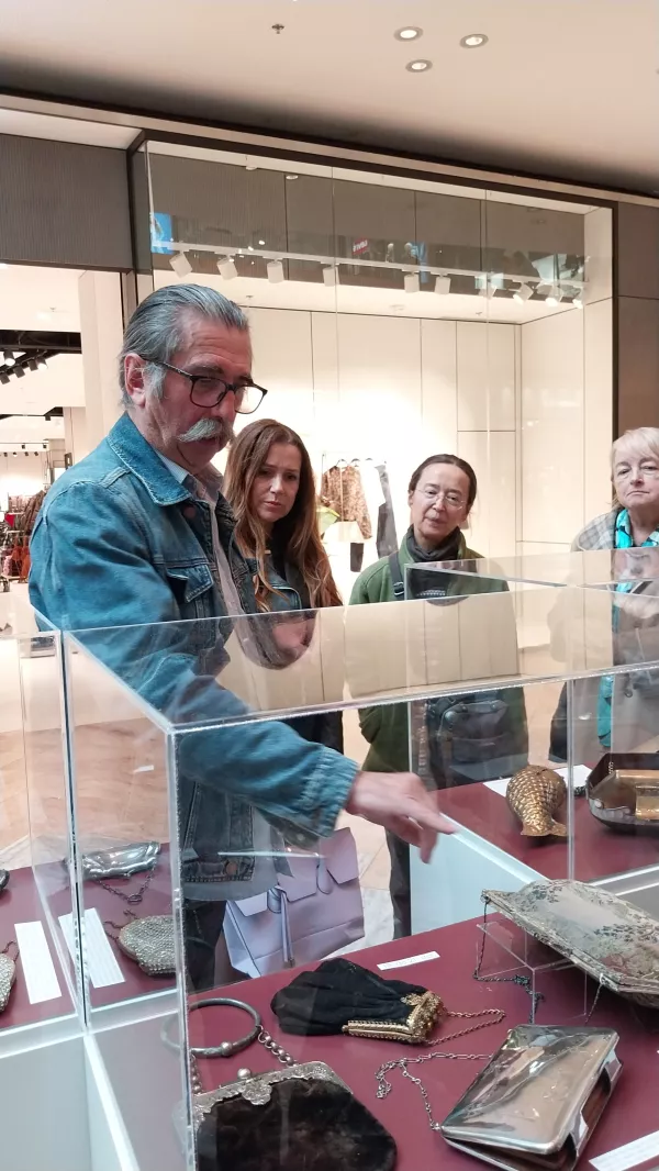 Slobodan Simič – Sime je obiskovalce nakupovalnega centra popeljal po svoji razstavi. 