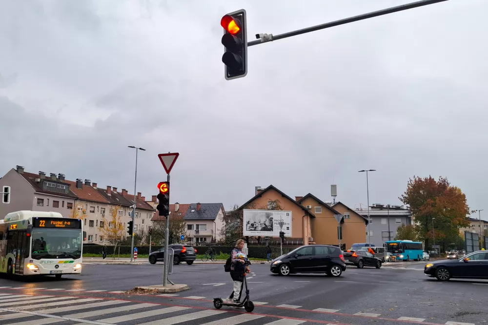 21.10.2025 - Križišče Linhartova Topniška, semafor puščicaFoto: Luka Cjuha