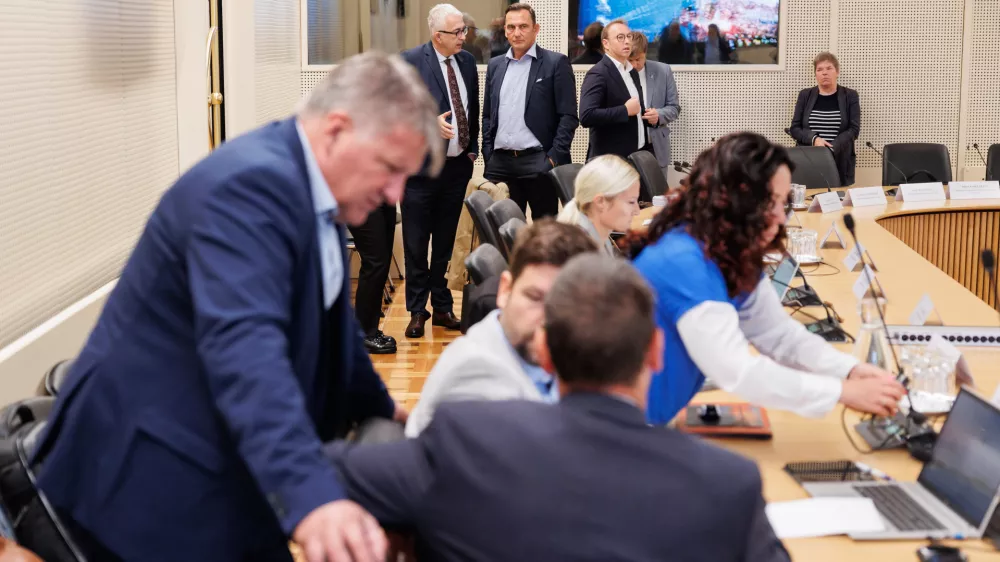 Ljubljana, vlada.Seja Ekonomsko-socialnega sveta (ESS), na kateri so med drugim obravnavali letno porocilo o bralni pismenosti, davcni paket, izvajanje zakona o dolgotrajni oskrbi ter porocilo strokovnega odbora ESS za spremljanje prihajajocih sprememb v zdravstvenem sistemu.