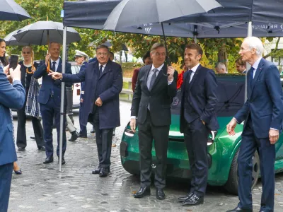 Tako sproščeno, da se je tudi protokol umaknil vlakcu urbanu