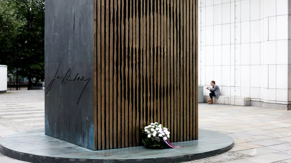 ﻿- 10.05.2016 - 140. obletnica rojstva pesnika, pisatelja in dramatika Ivana Cankarja - spomenik Ivanu Cankarju pred Cankarjevim domom (CD), //FOTO: Bojan Velikonja