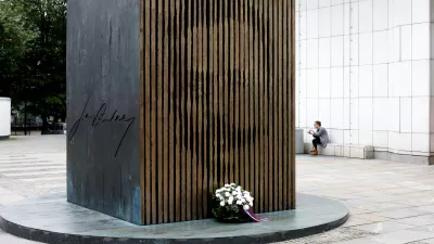 ﻿- 10.05.2016 - 140. obletnica rojstva pesnika, pisatelja in dramatika Ivana Cankarja - spomenik Ivanu Cankarju pred Cankarjevim domom (CD), //FOTO: Bojan Velikonja