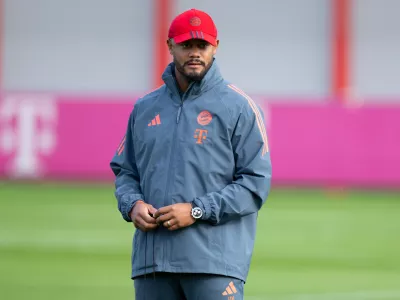 21 October 2025, Bavaria, Munich: Bayern Munich coach Vincent Kompany leads the final training session of the team at the Saebener Strasse training ground, ahead of Wednesday's UEFA Champions League soccer match against FC Brugge. Photo: Sven Hoppe/dpa