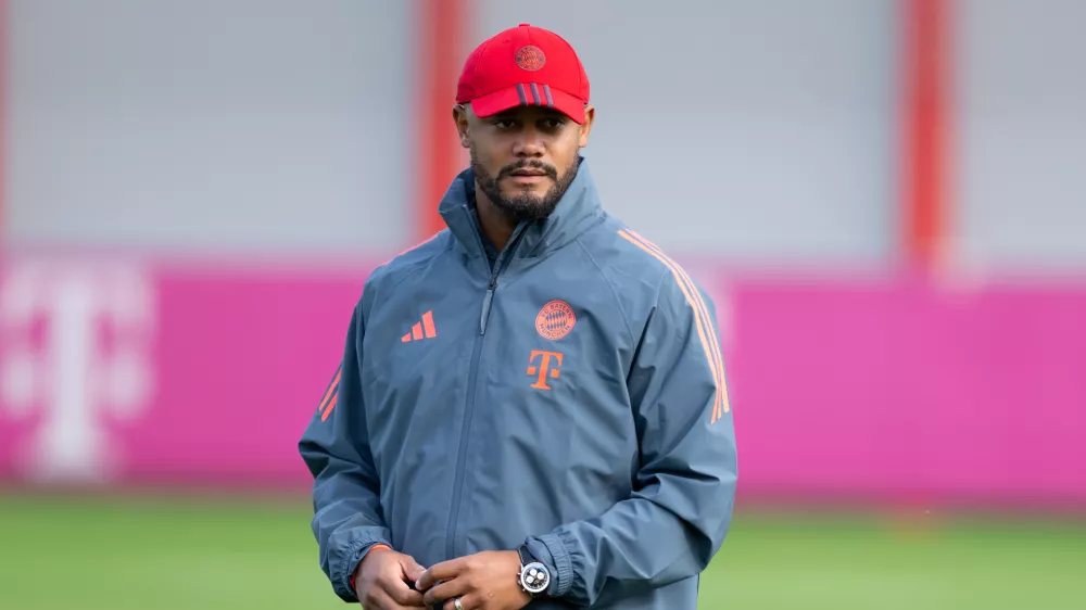 21 October 2025, Bavaria, Munich: Bayern Munich coach Vincent Kompany leads the final training session of the team at the Saebener Strasse training ground, ahead of Wednesday's UEFA Champions League soccer match against FC Brugge. Photo: Sven Hoppe/dpa