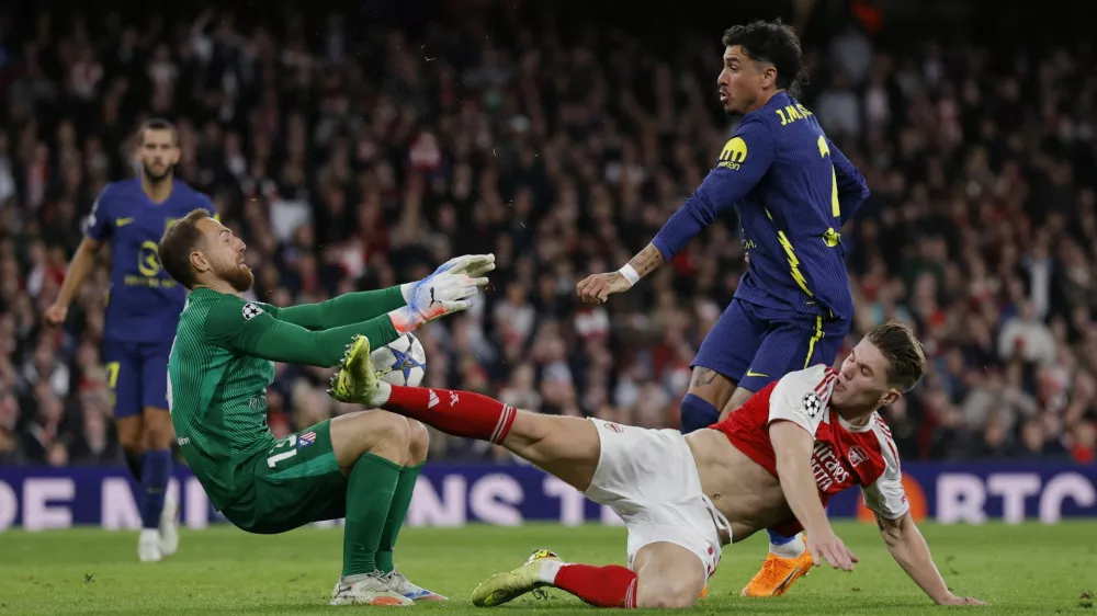 Soccer Football - UEFA Champions League - Arsenal v Atletico Madrid - Emirates Stadium, London, Britain - October 21, 2025 Atletico Madrid's Jan Oblak saves a shot from Arsenal's Viktor Gyokeres Action Images via Reuters/Andrew Couldridge