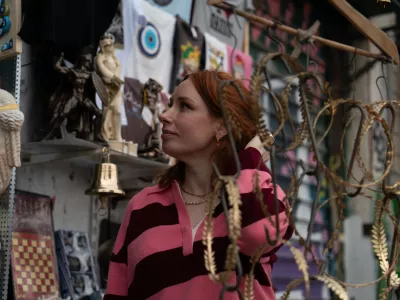 Hannah Fry at a market stall looking at items. (Zinc Television Regions) / Foto: Tess Benjamin