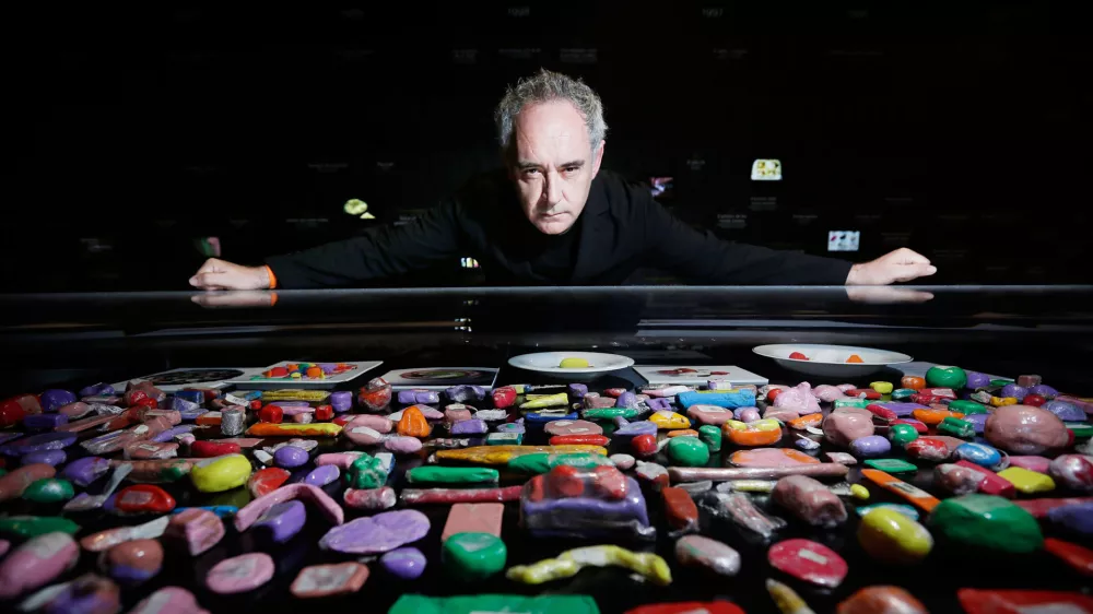 LONDON, ENGLAND - JULY 04: Cult Catalan chef Ferran Adria looks at plasticine models of his signature dishes, within the summer exhibition 'elBulli: Ferran Adria and The Art of Food', in partnership with Estrella Damm at Somerset House on July 4, 2013 in London, England. The exhibition celebrates the global icon of gastronomy and the restaurant he built to become the world's best, elBulli. It opens on July 5th and runs until September 29th 2013. (Photo by Matthew Lloyd/Getty Images for Somerset House) / Foto: Matthew Lloyd
