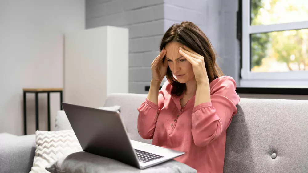 2H2GX51 Depressed Business Woman In Home Office With Headache / Foto: Reuters