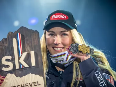 FILED - 18 February 2023, France, Courchevel: US Silver medalist Mikaela Shiffrin celebrates during the award ceremony of the Women's Slalom event of the FIS Alpine Ski World Championship 2023 in Meribel. Shiffrin may not return to the World Cup this season if her injury recovery continues to be rocky. Photo: Michael Kappeler/dpa / Foto: Michael Kappeler
