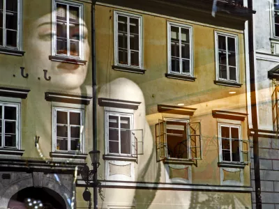 ﻿- simbolična fotografija - izlužba - lutka - erotično perilo - spolno nasilje - zlorabe - spolnost - nepremičnine - davki - dajatve - prispevki, nepremičninski davek, //FOTO: Bojan Velikonja