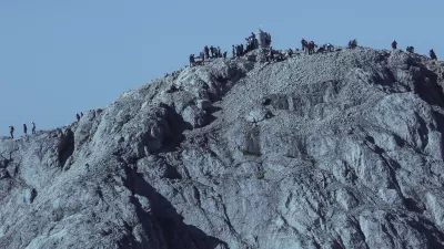 ﻿- 29.08.2015 - simbolična fotografija - Triglav, planinci, Aljažev stolp, Julijske Alpe     ///FOTO: Jaka Gasar