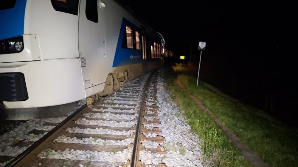 Namerna poškodba železniške infrastrukture - neznanec je prežagal zatič na kretniški ključavnici