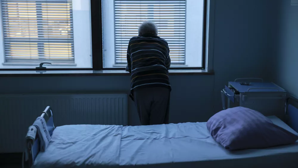 - 20.11.2023 – simbolična fotografija - bolnišnica, pacient, zdravstvo, samota, depresija, starost //FOTO: Jaka Gasar