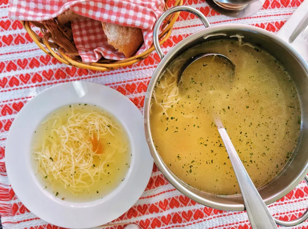 Velike količine goveje juhe / Foto: Miha First