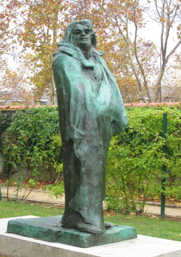 Rodinov Spomenik Balzacu (1892–1897), ki so ga zaradi tako imenovanega divjega monumentalizma in neidealizirane oblike zavrnili, danes stoji pred Rodinovim muzejem v Parizu. / Foto: Wikipedija