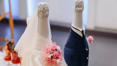 two champagne bottles in bride and groom form / Foto: Anton Pentegov