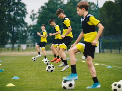 Nogomet je seveda v vseh pogledih tudi pri nas kralj med športi, a kljub temu se v Sloveniji z različnimi športi ukvarja več mladih, kot marsikje drugod. / Foto: Istock