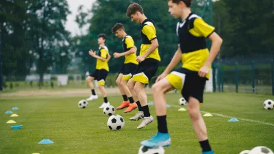 Nogomet je seveda v vseh pogledih tudi pri nas kralj med športi, a kljub temu se v Sloveniji z različnimi športi ukvarja več mladih, kot marsikje drugod. / Foto: Istock