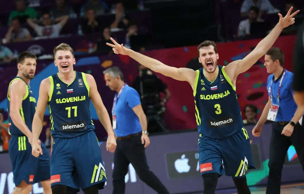 ﻿Basketball - Spain v Slovenia - European Championships EuroBasket 2017 Semi-Final - Istanbul, Turkey - September 14, 2017 - Luka Doncic and Goran Dragic of Slovenia react. REUTERS/Osman Orsal / Foto: Osman Orsal