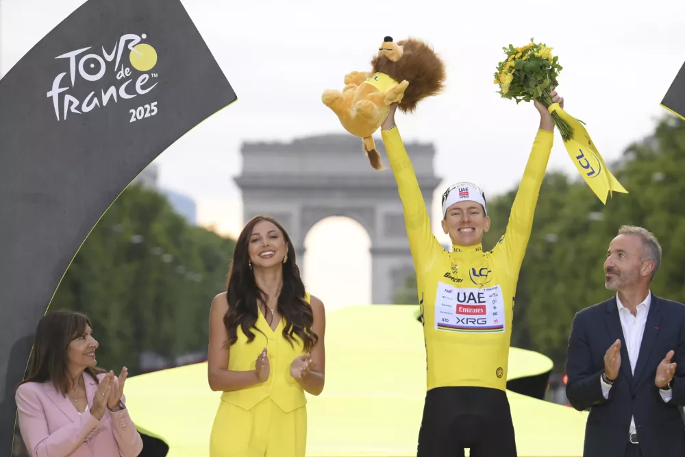 Slovenia's Tadej Pogacar, the Tour de France winner, celebrates during the presentation ceremony for the Tour de France on the Champs-Elysees in Paris, France, Sunday, July 27, 2025. (Bernard Papon, Pool Photo via AP) / Foto: Bernard Papon
