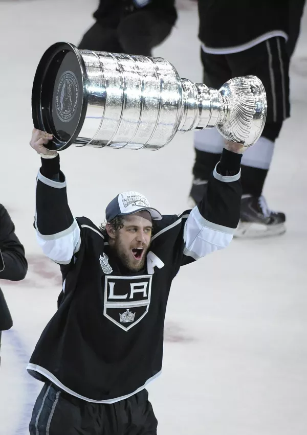Los Angeles Kings center Anze Kopitar, of Slovenia, carries the Stanley Cup after beating the New York Rangers in double in Game 5 of the NHL Stanley Cup Final series Friday, June 13, 2014, in Los Angeles. (AP Photo/Mark J. Terrill) / Foto: Mark J. Terrill