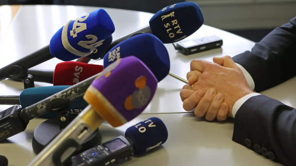 ﻿- simbolična fotografija -- izjava za medije- mikrofoni - mediji - novinarstvo - medijske hiše - RTV - POP TV - 24UR - A Kanal - SVET -   //FOTO: Tomaž Skale / Foto: Tomaž Skale