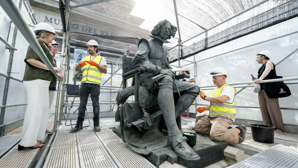 Restavriranje kipa Diega Velázqueza na glavnem vhodu v muzej. / Foto: A. Pérez Meca via Profimedia