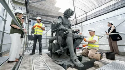 Restavriranje kipa Diega Velázqueza na glavnem vhodu v muzej. / Foto: A. Pérez Meca via Profimedia