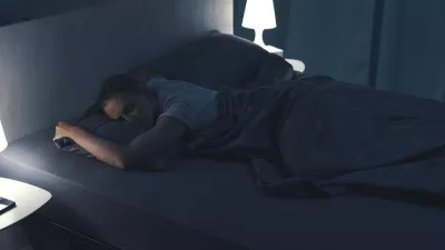 Woman sleeping in her bed at night, she is lying on her stomach / Foto: Cyano66