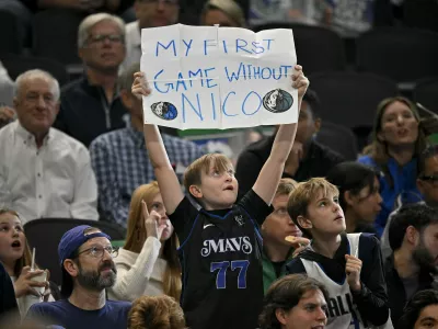 Deček z napisom: »Moja prva tekma brez Nica«. / Foto: Profimedia