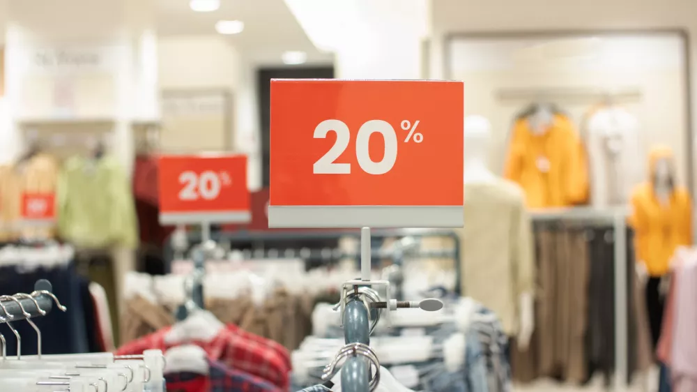 selective focus to red discount board with 20% writing. for discount templates for women's and men's clothing at the mall. soft focus / Foto: Muhammad Gunawansyah