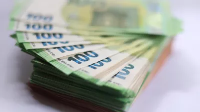 FILED - 03 June 2025, Bavaria, Augsburg: 100 euro banknotes placed on a table. Photo: Karl-Josef Hildenbrand/dpa / Foto: Karl-josef Hildenbrand