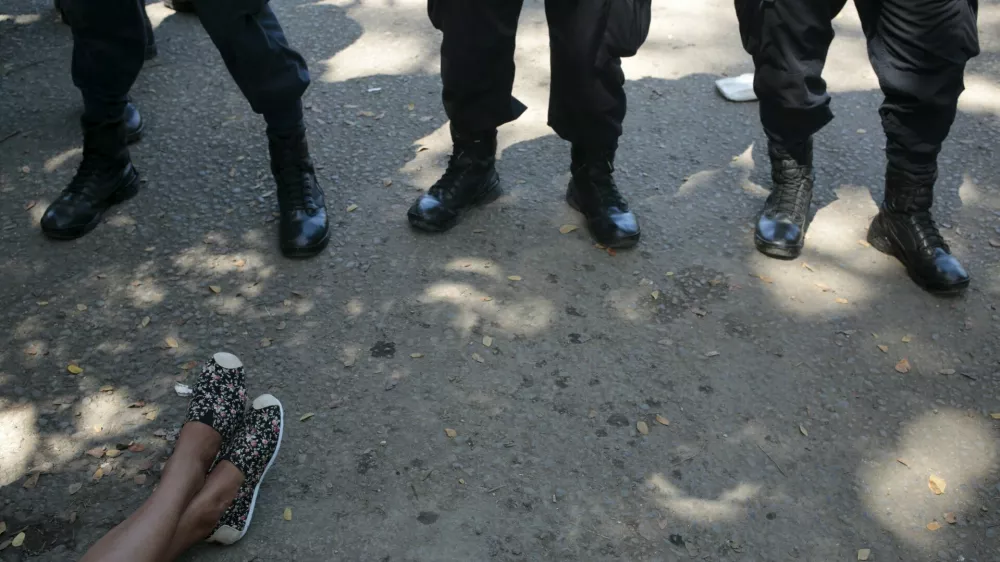 ﻿The feet of a Cuban migrant are seen in front of policemen at the border between Costa Rica and Nicaragua in Penas Blancas, Costa Rica November 17, 2015. Cubans have been making their way north from Panama to Costa Rica to Nicaragua, seeking to eventually reach the United States, where Cubans receive special treatment that welcomes them without a visa. But Nicaragua, a close ally of Cuba, closed its border with Costa Rica on Sunday to stop them. REUTERS/Oswaldo Rivas