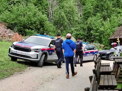 Racija avstrijske policije na Peršmanovi domačiji na Avstrijskem Koroškem, kjer je potekal antifašistični shod slovenskih študentov.Foto: organizatorji shoda / zajem zaslona
