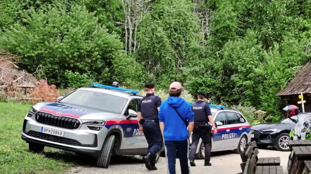Racija avstrijske policije na Peršmanovi domačiji na Avstrijskem Koroškem, kjer je potekal antifašistični shod slovenskih študentov.Foto: organizatorji shoda / zajem zaslona