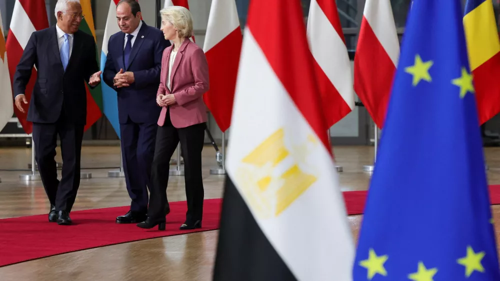 Egyptian President Abdel Fattah al-Sisi is welcomed by European Commission President Ursula von der Leyen and European Council President Antonio Costa in the first-ever EU-Egypt summit in Brussels, Belgium October 22, 2025. REUTERS/Yves Herman