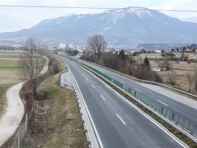 ﻿Hitra cesta Razdrto Nova Gorica, Vipavska dolina  - 18.01.2017 - Burja na Primorskem - močna burja je na izpostavljenih mestih v sunkih dosegala hitrost od 110 do 140 km/h   //FOTO: Bojan Velikonja