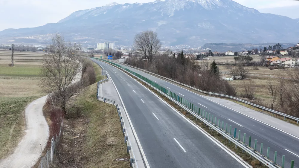 ﻿Hitra cesta Razdrto Nova Gorica, Vipavska dolina  - 18.01.2017 - Burja na Primorskem - močna burja je na izpostavljenih mestih v sunkih dosegala hitrost od 110 do 140 km/h   //FOTO: Bojan Velikonja