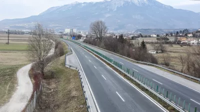 ﻿Hitra cesta Razdrto Nova Gorica, Vipavska dolina  - 18.01.2017 - Burja na Primorskem - močna burja je na izpostavljenih mestih v sunkih dosegala hitrost od 110 do 140 km/h   //FOTO: Bojan Velikonja