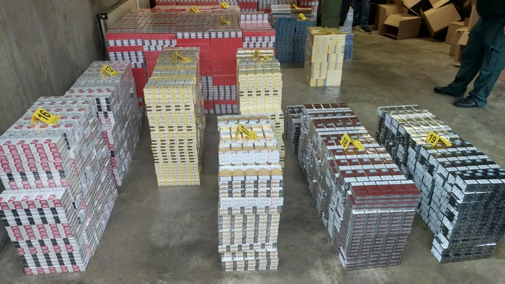 Preiskovalci Finančne uprave Murska Sobota so na bivšem mejnem prehodu Dolga vas zasegli 723.800 cigaret. 