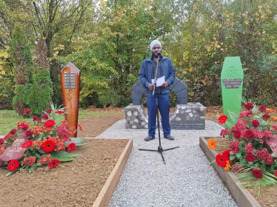 »Danes nisem tukaj, da bi govoril o svoji izkušnji, temveč da nagovorim našo vest in zavzemanje za človeštvo, ki tako hitro umira,« je pred spomenikom umrlim na meji dejal Desmond Nada, ki ima izkušnjo migrantske poti. Foto: Uroš Škerl Kramberger, skupina Prehod