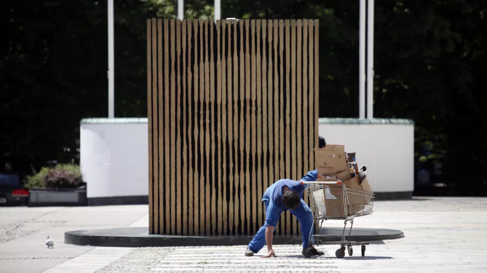 - ilustrativna fotografija - spomernik Ivan Cankar - Cankarjeva ploščad - nakupovalni voziček - potrošnik foto: Luka Cjuha