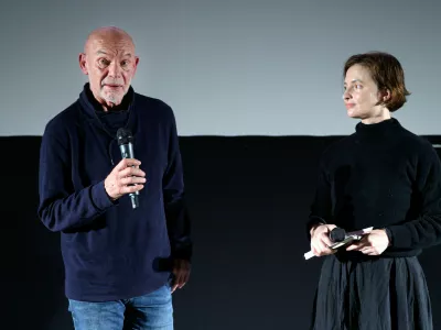 Podpis pod fotko: Režiser dokumentarca Morjepisci Boštjan Vrhovec tik po projekciji z moderatorko. Foto: 