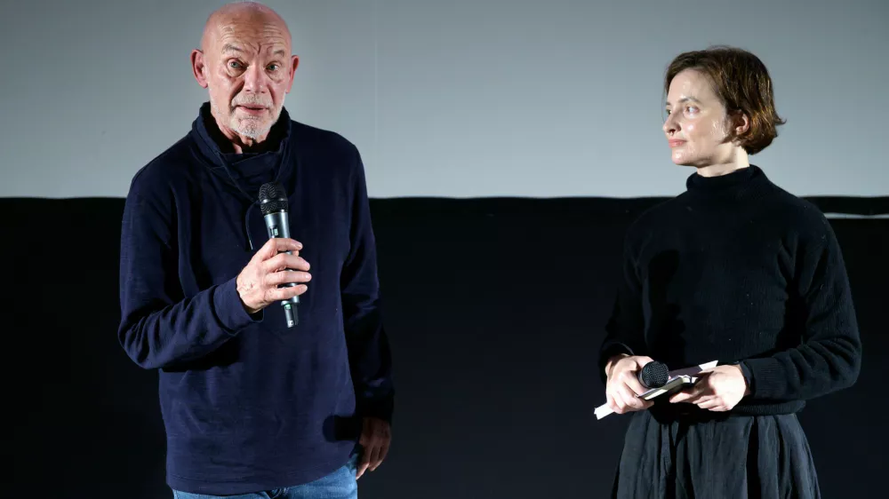 Podpis pod fotko: Režiser dokumentarca Morjepisci Boštjan Vrhovec tik po projekciji z moderatorko. Foto: 