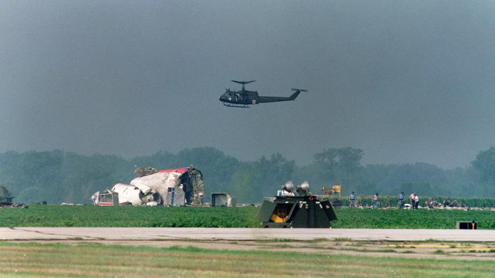 Po čudežnem pristanku so tudi s helikopterji iskali in prevažali preživele. / Foto: Profimedia