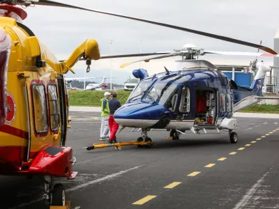 - Helikopter za nujno medicinsko pomoč Leonardo v lasti AirGreen in večnamenski helikopter Leonardo v lasti slovenske Policije,- 13.10.2025. _ Podpis pogodbe o nakupu dveh namenskih helikopterjev za nujno medicinsko pomoč med slovensko policijo in podjetjem Leonardo, ki sta jo podpisala Generalni direktor Policije Damjan Petrič in predstavnik podjetja Leonardo Andrea Mitreto.//FOTO: Bojan Velikonja