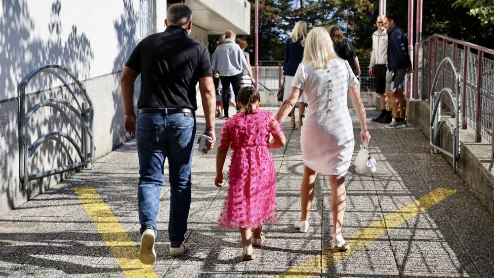 Prvi šolski dan, šola, Osnovna šola Majde Vrhovnik, prvošolci F Jaka Gasar