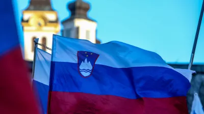 -Slovenska zastava, cerkveni stolp, ločitev cerkve od države, katoliška cerkev, - 19.02.2025. 17. protest kvazi upokojencev in zavoda, ali karkoli že 1. oktober proti vladi Roberta Goloba pod vodstvom kriminalca Pavla Ruparja.//FOTO: Bojan Velikonja